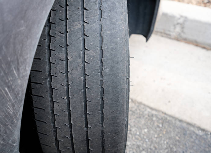 Neumático de un vehículo, con desgaste irregular.