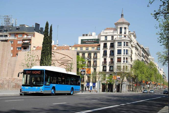 Un autobús de la EMT de Madrid circula por la céntrica Calle Serrano, de la capital.