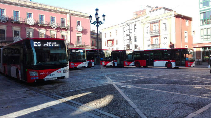 Los nuevos autobuses que recorrerán las calles de Gijón.