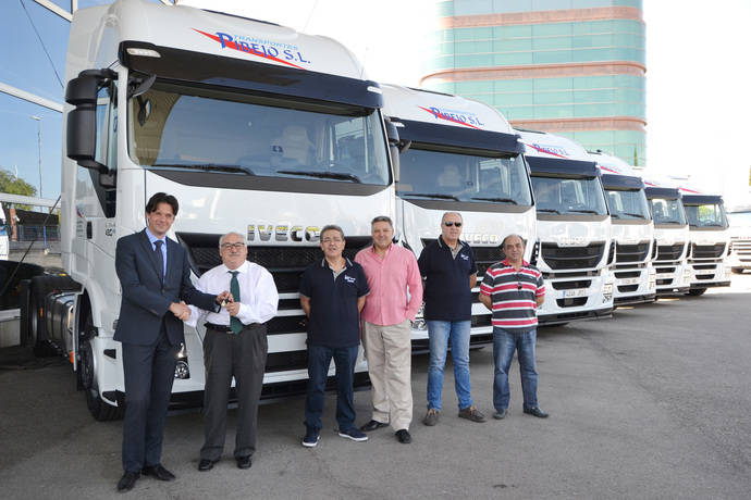 Los responsables de Transportes Pibejo posan con los camiones recién comprados.