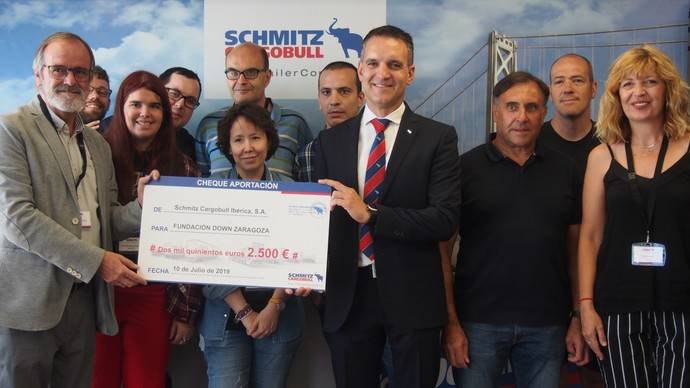Jordi Romero, gerente de Schmitz Cargobull Ibérica (centro) hace entrega del cheque a Enrique Solado, presidente de la Fundación Down Zaragoza (izquierda).
