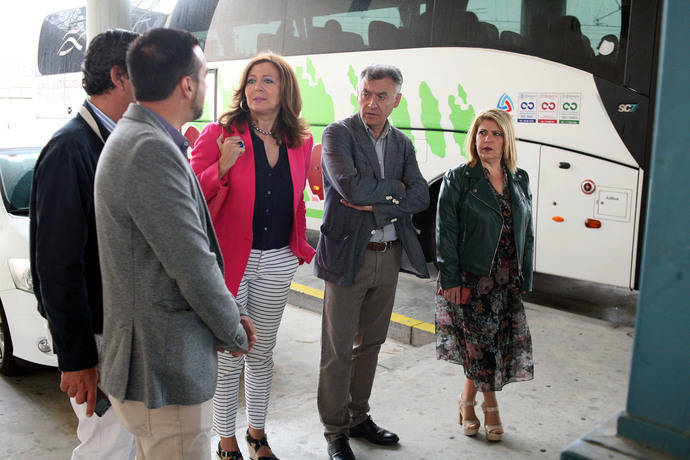 La alcaldesa de Jerez, Mamen Sánchez, durante la visita a la Estación de Autobuses.