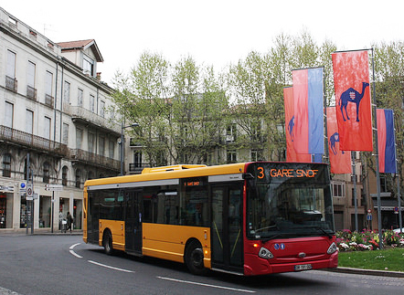 Un autobús circula por la ciudad francesa de Béziers.
