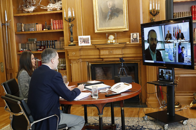 SS.MM los Reyes han mantenido una videoconferencia con la Empresa Municipal de Transportes de Madrid (EMT).