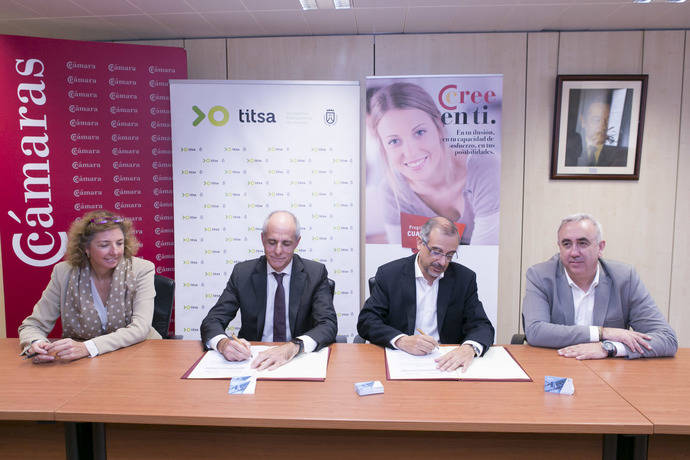 Momento de la firma del convenio entre la Cámara de Comercio de Santa Cruz de Tenerife y Titsa.