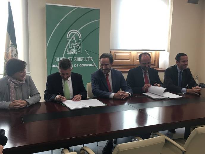 Momento de la firma del contrato entre Avanza y la Junta de Andalucía.
