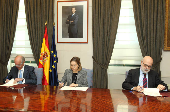 De izquierda a derecha Gonzalo Ferre, presidente de Adif; Ana Pastor, ministra de Fomento; y Andrés Barceló, director general de la Unión de Empresas Siderúrgicas (Unesid).