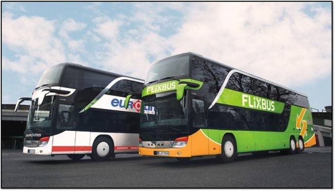 Un autocar de doble piso de FlixBus y otro de Eurolines Peninsular.