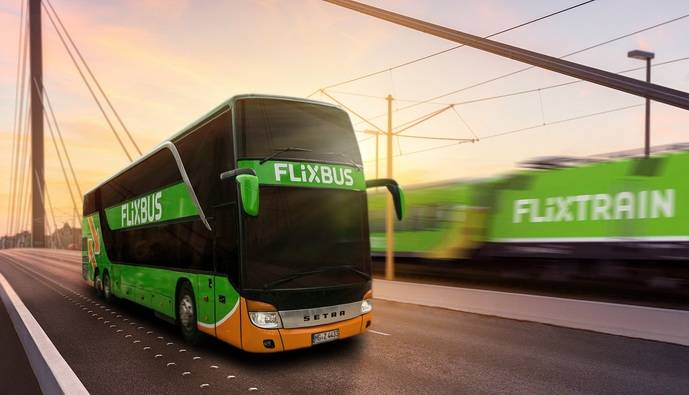 Un autocar de FlixBus y un tren de FlixTrain.