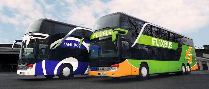 Un autobús de Flixbus al lado de otro de Kamil Koç.