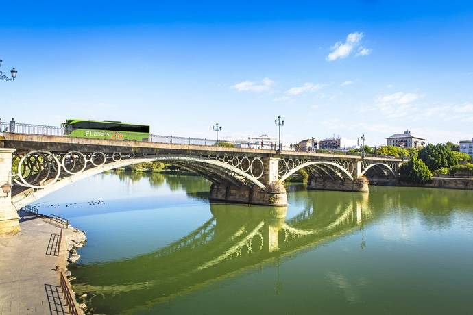 Un autocar de FlixBus cruza un puente de Sevilla.