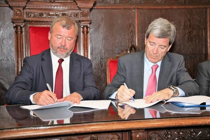El alcalde de Sagunto, Francesc Fernández y el presidente de la Autoridad Portuaria de Valencia (APV), Aurelio Martínez, en la firma del acuerdo.