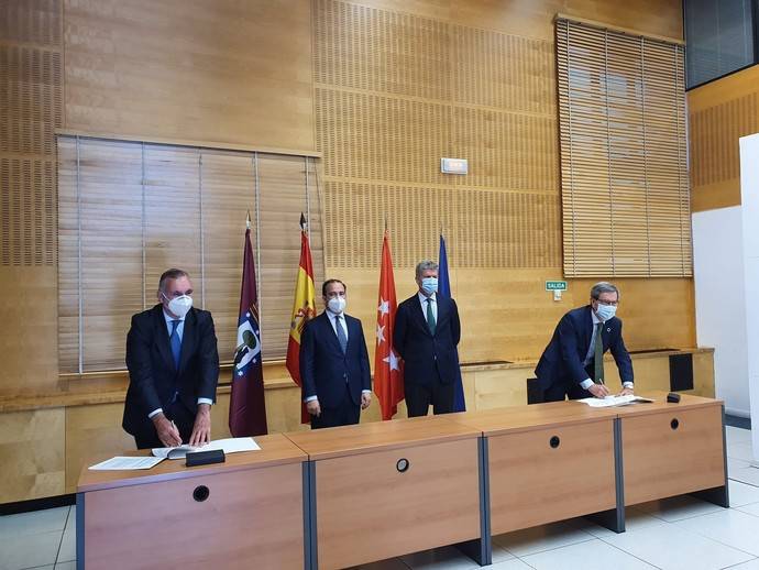 Momento de la firma del acuerdo entre EMT de Madrid e Iberdrola.