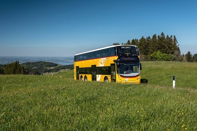 El autocar de dos pisos de PostBus que recorre las carreteras suizas.