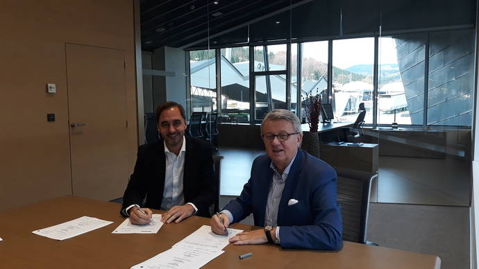 Firma del acuerdo de nueva cooperación, con Rafael Sterling, CEO del Grupo Irizar (izq.) y Peter Hornig, director general de Scania  Alemania y Austria (dcha.).