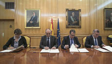 Los representantes de las tres administraciones firman este acuerdo.
