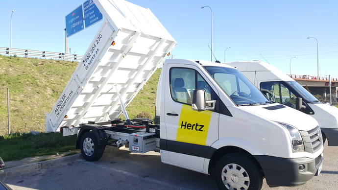 Hertz decide expandir su flota de furgonetas con caja abierta