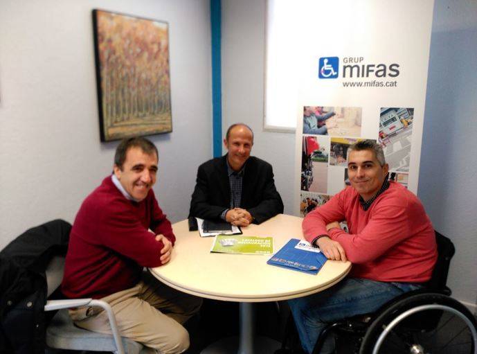 Santiago Redondo y Pierre Cabanas, en representación de Galp Energia, junto con Albert Carbonell, presidente de Mifas, en el momento de la firma del acuerdo.