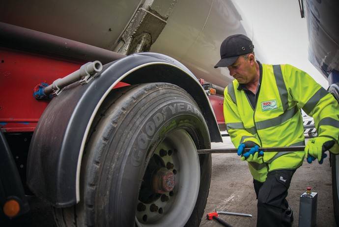 Un mecánico del servicio de Goodyear cambia una rueda.