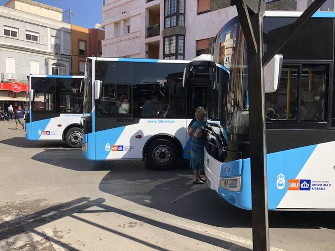 Algunos de los nuevos autobuses de Línea de la Concepción.