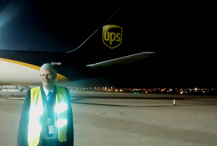Michael Bremecker, director de operaciones de UPS para España y Portugal, junto a un avión logístico de la compañía.