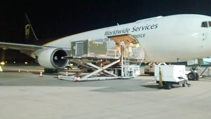 Momento en el que se carga un contenedor en el Boeing B767-300 que sale de Valencia y hace escala en Barcelona antes de llegar a Colonia.