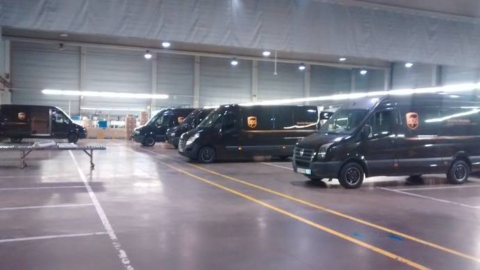 Varios furgones de UPS.