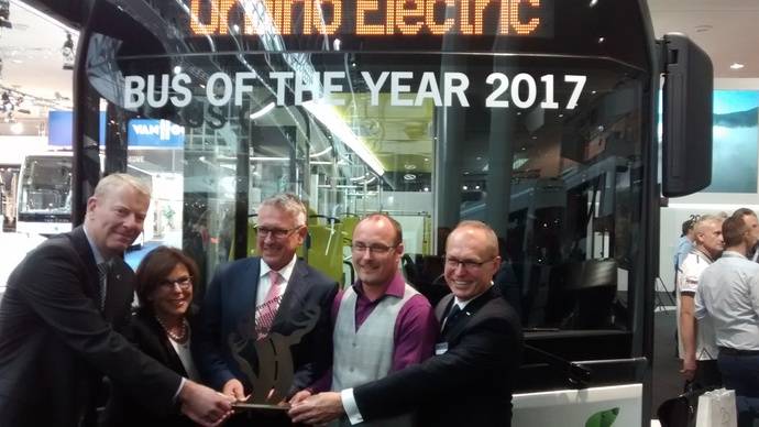 Los responsables de Solaris con el trofeo que les acredita como ganadores del Bus of the Year 2017.