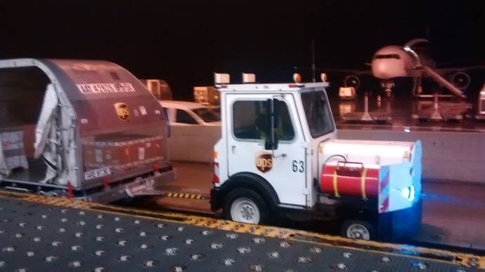 Transporte interno en una plataforma logística de UPS.