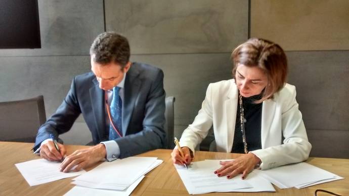 Rafael Barbadillo, presidente de Confebus y Carmen Muñoz Pérez, directora de Medios de Pago y Fidelización de Repsol, en el momento de la firma del acuerdo.
