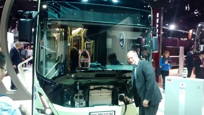 Hakan Agnevall, presidente de Volvo Buses, posa mientras enchufa a la corriente un Volvo 7900 eléctrico.
