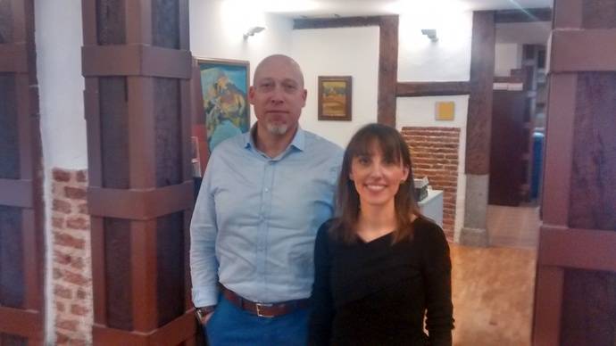 Heike de la Horra Veldman, Director de Ventas en España de TomTom Telematics, junto a Alicia Viernes, Directora de Marketing de la misma compañía.