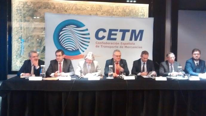 Intervención de Emilio Sidera (tercero por la izquierda), subdirector general de Ordenación y Normativa de Transporte Terrestre, durante el acto de clausura de la Asamblea de la CETM.