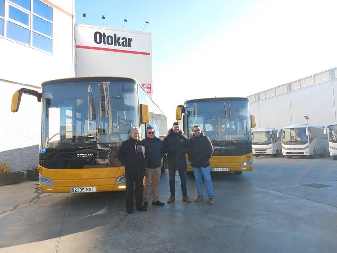 Los dos nuevos autobuses de Herederos de José Castillo.