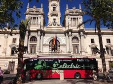 El autobús eléctrico de EMT Valencia a las puertas del ayuntamiento