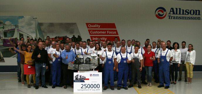 Los empleados de la fábrica húngara de Allison posan con la caja de cambios completamente automática número 250.000. 