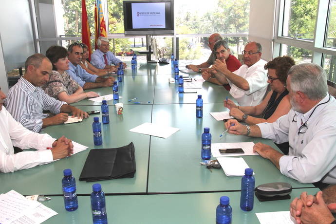 Imagen de la reunión de las asociaciones de transporte de viajeros valencianas con representantes de la Administración regional.