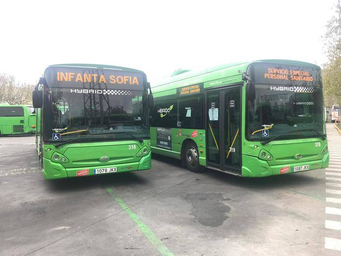 Autobuses de Interbus destinados al traslado de personal sanitario.