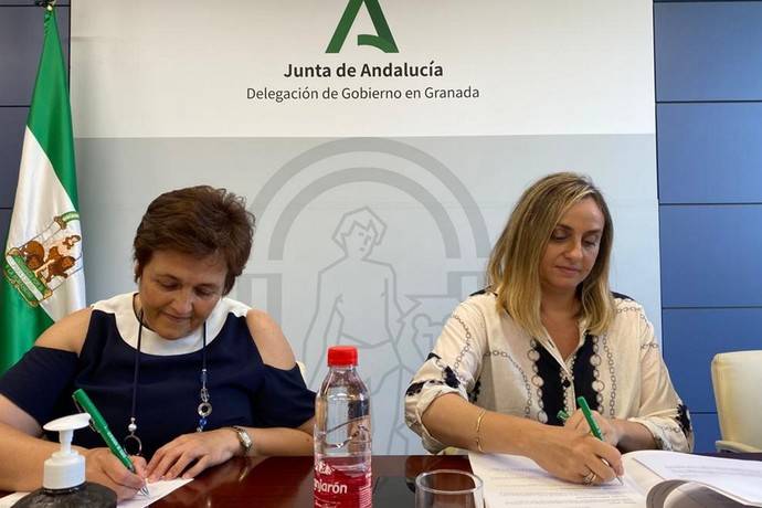 La alcaldesa de Huéscar (Granada), Soledad Martínez y la consejera andaluza de Fomento, Infraestructuras y Ordenación del Territorio, Marifrán Carazo, en la firma del protocolo.