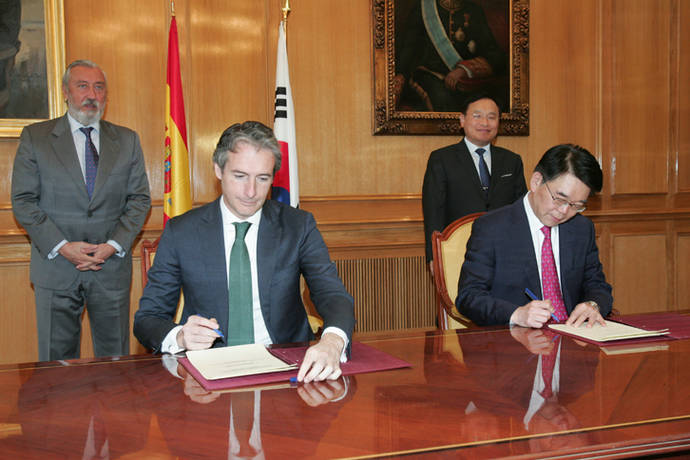 Momento de la firma del acuerdo, con el ministro de Fomento español, Íñigo de la Serna, y el ministro de Territorio, Infraestructura y Transporte de la República de Corea, Kang Ho In.