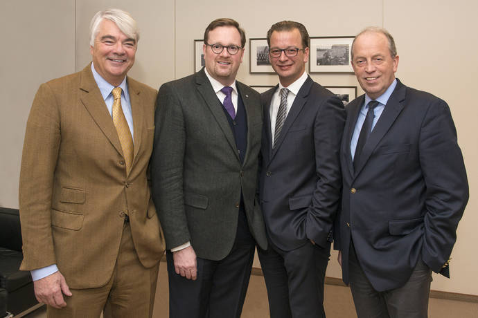 El nuevo CFO del Grupo Krone, David Frink (segundo desde la derecha) con (desde la izquierda) Philip von dem Bussche, presidente del consejo de supervisión, Bernard Krone y Alfons Veer.