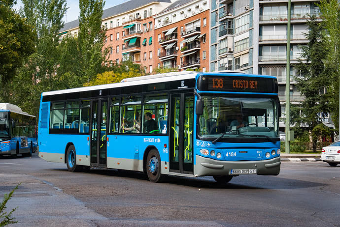 Un autobús de la línea 138 de la EMT de Madrid.