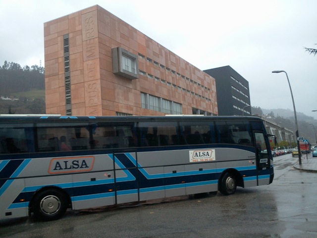 Un autocar de Alsa recorriendo tierras asturianas.
