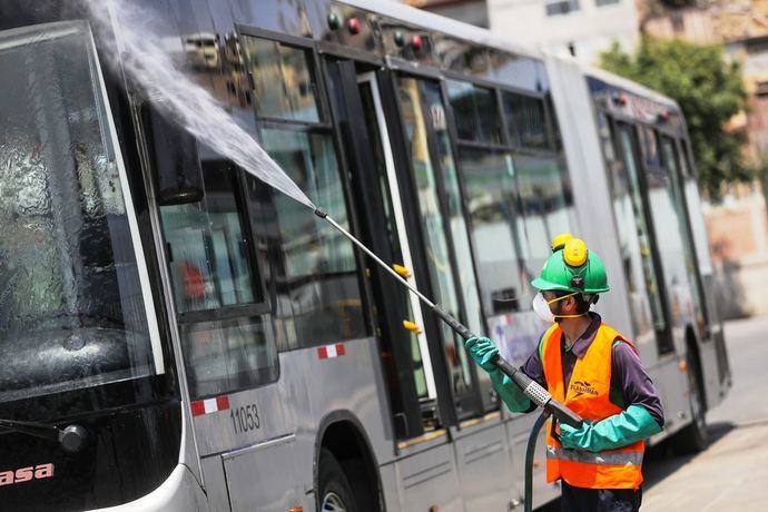 El transporte escolar de Sevilla reclama el pago de las labores de limpieza