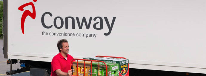 Trabajador de Conway distribuyendo mercancía.