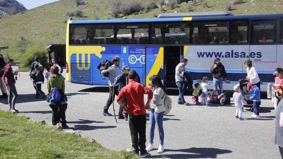 Un autocar en los Lagos de Covadonga.