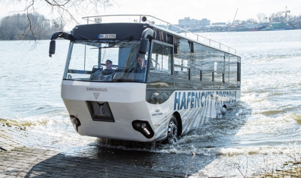 El autobús anfibio que circula en la ciudad alemana de Hamburgo.