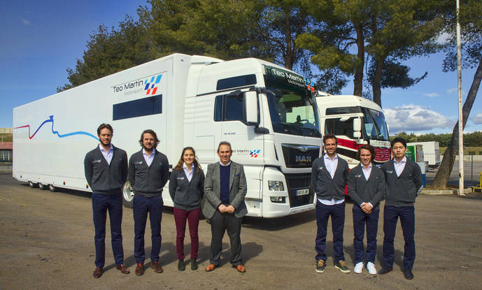El equipo de Teo Martín, con los camiones MAN de fondo.