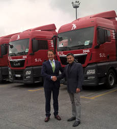 Ricardo Escudero de MAN Truck & Bus Iberia y Miguel Angel Martín, vicepresidente del Grupo San José López (de izquierda a derecha)