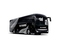 Vehículo que transporta al equipo de los All Blacks